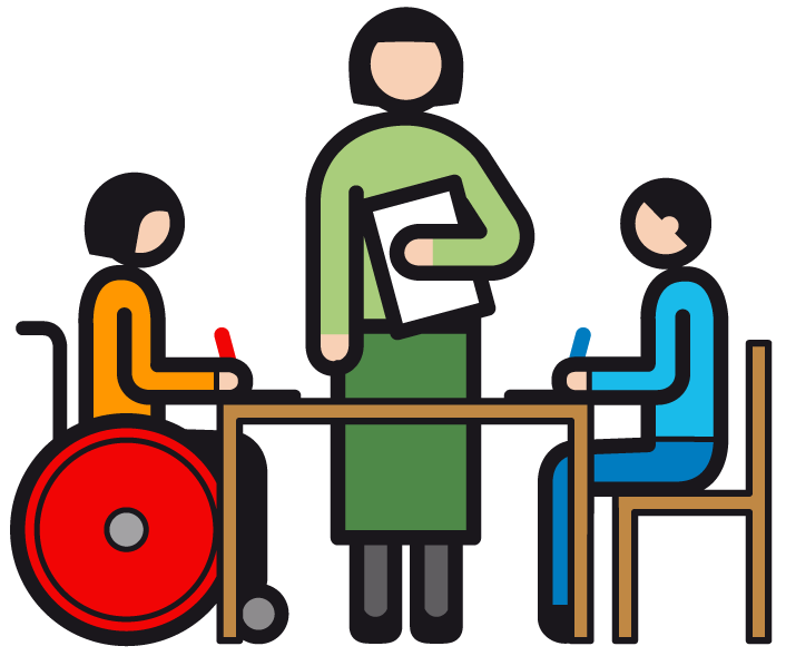 Ein Lehrer steht an einem Tisch und hält Papiere in der Hand, während zwei Kinder, eines im Rollstuhl und eines auf einem Stuhl, auf beiden Seiten sitzen und schreiben oder zeichnen.